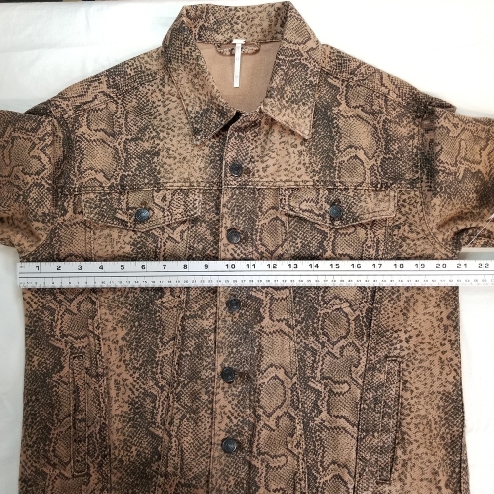 New Free People Brown Snake Skin Print XS Cotton Boho Neutral Y2K Trucker Jacket - Picture 8 of 12